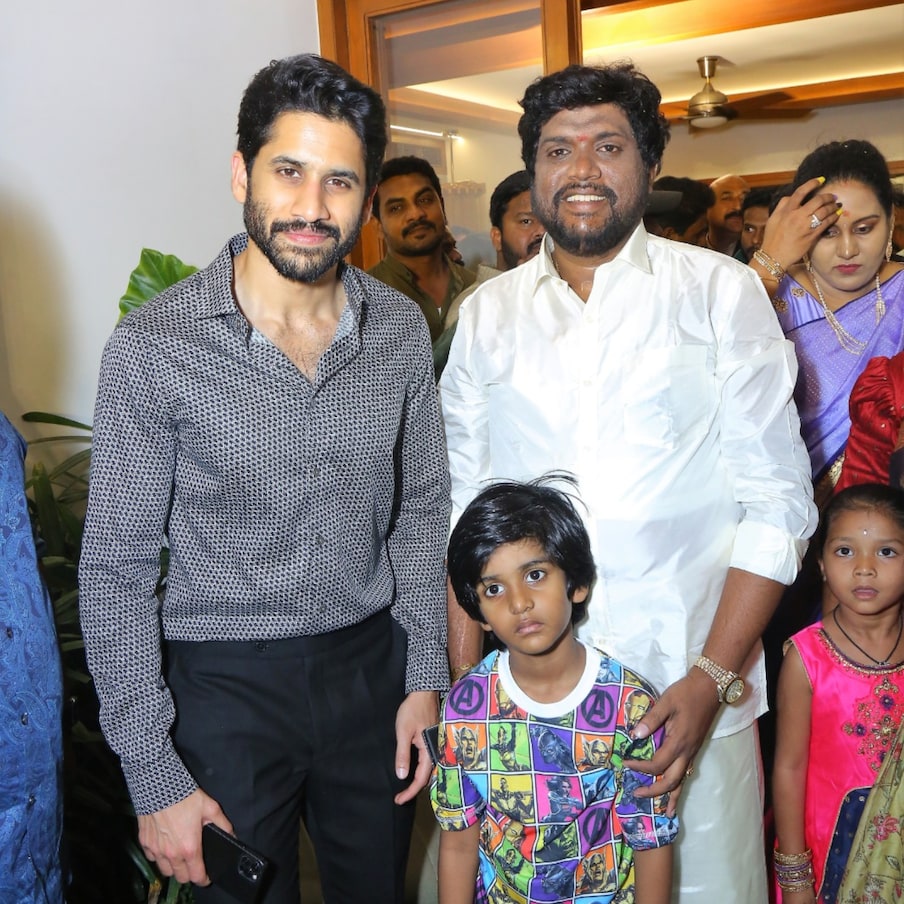  టెలికాం ఇండస్ట్రియలిస్ట్ నెంబర్ వన్ శ్రీధర్ రావు జూబ్లిహిల్స్ రోడ్ నెంబర్ 49 లోని అభి శ్రీ రెసిడెన్సీ లో ఏర్పాటు చేసిన ఉగాది సంబరాలు అంబరాన్ని తాకాయి. ఈ వేడుకల్లో సినీ నటుడు అక్కినేని నాగ చైతన్య ఉత్సాహాంగా పాల్గొన్నారు. దానికి సంబంధించిన ఫోటోలు సోషల్ మీడియాలో వైరల్ అవుతున్నాయి.