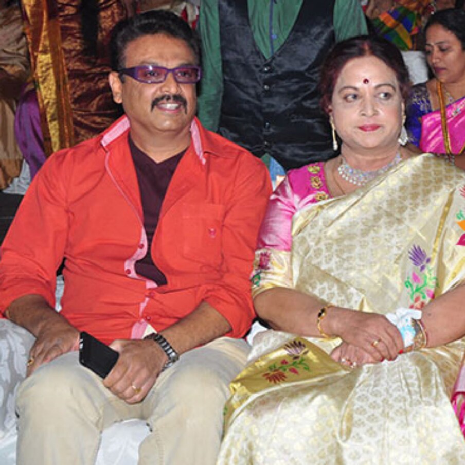  విజయ నిర్మల కుమారుడు నరేష్ | విజయ నిర్మల హీరోయిన్‌గా కాకుండా.. దర్శకురాలిగా, నిర్మాతగా పలు సూపర్ హిట్ చిత్రాలను నిర్మించారు. ఆమె వారసుడిగా హీరోగా సినీ ఇండస్ట్రీలో అడుగుపెట్టిన నరేష్ హీరోగా తన కంటూ ప్రత్యేక గుర్తింపు తెచ్చుకున్నాడు.