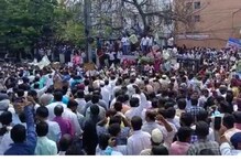 PRC అమలు, సమస్యల పరిష్కారం కోసం రోడ్డెక్కిన విద్యుత్ ఉద్యోగులు..ఖైరతాబాద్‌లో ఉద్రిక్తత