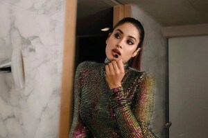 అదిరే ఒంపు సొంపులతో జాన్వీ పోజులు.. వైరల్ అవుతోన్న లేటెస్ట్ పిక్స్..