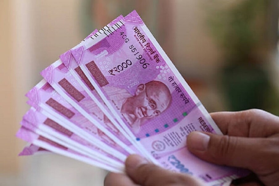  Money | ప్రతి నెలా డబ్బులు పొందాలని చూస్తున్నారా? అది కూడా రిస్క్ లేకుండా రాబడి కోరుకుంటున్నారా? అయితే కేంద్ర ప్రభుత్వం అందిస్తున్న ఈ స్కీమ్‌లో చేరాల్సిందే. ఇందులో చేరితే ప్రతి నెలా కచ్చితంగా డబ్బులు పొందొచ్చు. అలాగే ఒకేసారి భారీ మొత్తం వస్తుంది.