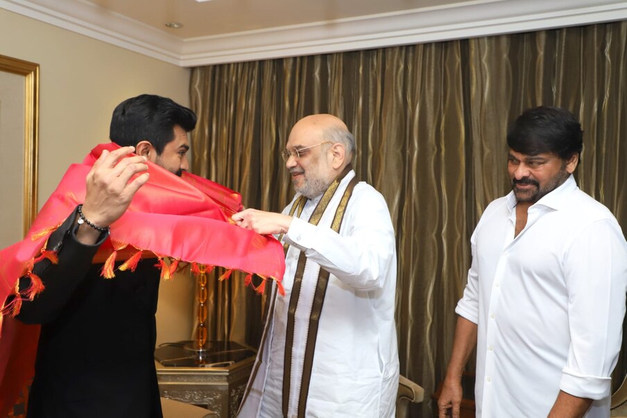  ఆస్కార్ బరిలో రాజమౌళి దర్శకత్వంలో తెరకెక్కిన ఆర్ఆర్ఆర్ సినిమాలోని నాటు నాటు పాటకు ఆస్కార్ అవార్డు రావడంపై సర్వత్రా హర్షం వ్యక్తం చేసిన సంగతి తెలిసిందే కదా. ఈ సందర్భంగా ఈ సినిమాలో నాటు నాటు పాటలో డాన్స్ చేసిన రామ్ చరణ్‌ అమెరికా నుంచి దేశ రాజధాని ఢిల్లిలో లాండ్ అయ్యాడు. ఈసందర్భంగా నిన్న శుక్రవారం రాత్రి కేంద్ర మంత్రి అమిత్ షాను తండ్రితో చిరంజీవితో కలిసి వెళ్లాడు రామ్ చరణ్. (ANI/Photo)