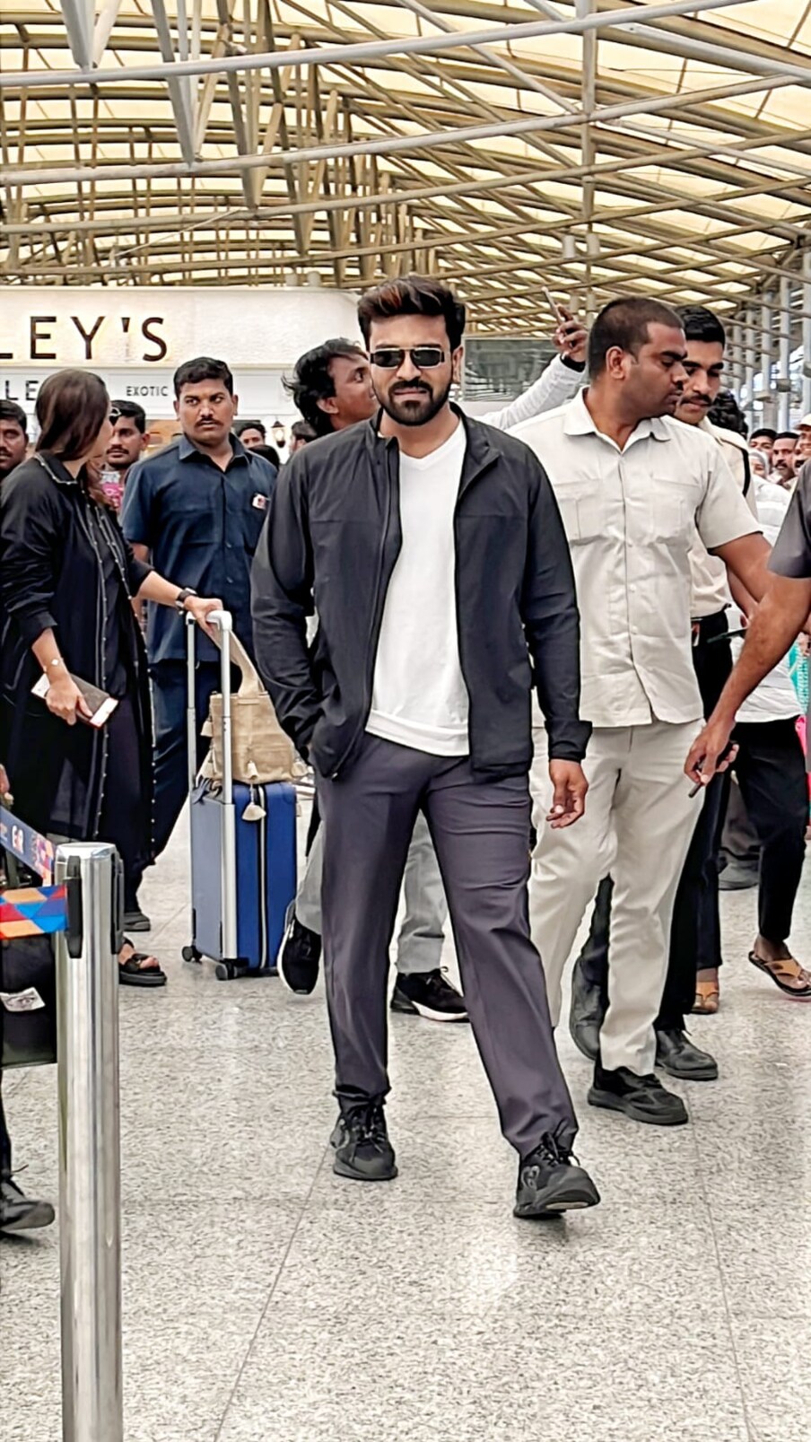 ఇక అది అలా ఉంటే ఈ మధ్యలో రామ్ చరణ్, ఉపాసనలు వెకేషన్ కోసం దుబాయ్ వెళ్లినట్లు తెలుస్తోంది. దీనికి సంబంధించిన పిక్స్ ప్రస్తుతం వైరల్ అవుతున్నాయి. ఇక రామ్ చరణ్ సినిమాల విషయానికి వస్తే.. ఆర్ ఆర్ ఆర్ తర్వాత రామ్ చరణ్ దర్శకుడు  శంకర్‌తో గేమ్ ఛేంజర్ అనే ఓ సినిమాను చేస్తోన్న సంగతి తెలిసిందే...   Photo : Twitter.