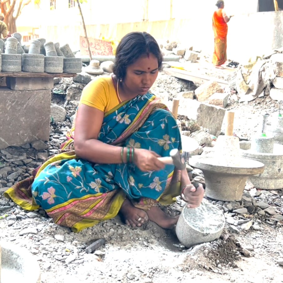  GT Hemanth Kumar, Tirupathi, News18 Old is Gold: అత్యాధునిక సాంకేతిక పరిజ్ఞానం మన చెంత వస్తున్న కొద్దీ.. శారీరక శ్రమ తగ్గి సుఖాలకు అలవాటు పడిపోతున్నాం. మనం నిత్యం భుజితున్న ఆహారం నుంచి ధరించే వస్త్రాల వరకు ఎన్నో విప్లవాత్మక మార్పులు వచ్చాయి. పిండి పదార్థాలు తయారీకి ఇప్పుడైతే మిక్సర్ గ్రైండర్లు, మిక్సీలు అందుబాటులోకి వచ్చాయి.