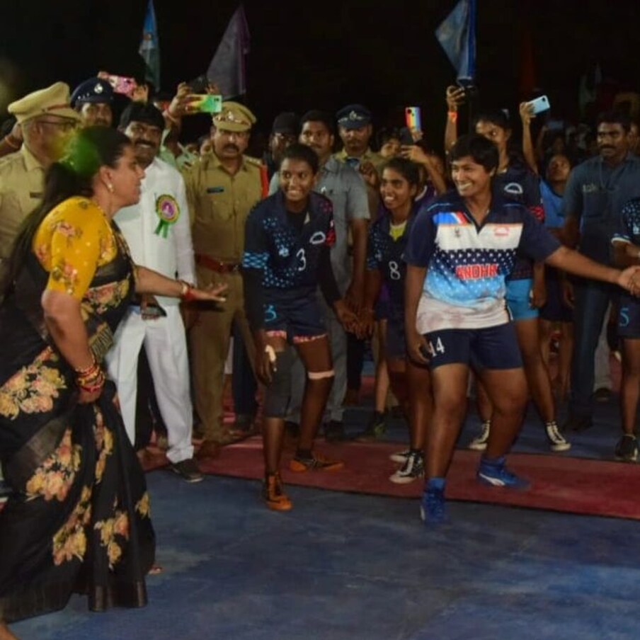  రోజా ఇలా కబడ్డీ ఆడడం ఇదే తొలిసారి కాదు.. క్రీడాశాఖ మంత్రిగా పోటీలు ఎక్కడైనా ఆమె కూడా స్వయంగా బరిలో దిగి ఆటలు ఆడుతూ వస్తున్నారు. అయితే ఏదో ఫోటోలకు ఫోజులు ఇవ్వడమే కాదు.. కబడ్డీ అయినా.. మరేదైనా ఆమె నిజంగానే క్రీడాకారులకు పోటీ ఇచ్చేలానే కాసేపు ఆట ఆడుతూ తన టాలెంట్ చూపిస్తారు.