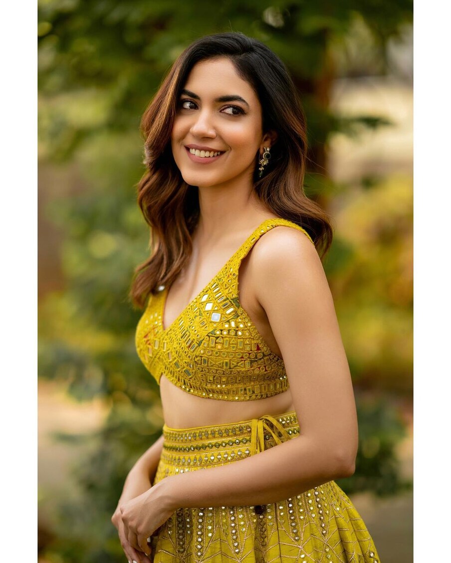  రితూవర్మ ఉగాది సందర్భంగా విషెస్ చెబుతూ గాగ్రా లెహంగాలో దిగిన ఫోటోలు నెటిజన్లతో పాటు కుర్రాళ్లను ఆకట్టుకుంటున్నాయి. అమ్మడి ఫోటోలకు కొందరు సూపర్, బ్యూటిఫుల్ అని కాంప్లిమెంట్స్ ఇస్తుంటే మరికొందరు ప్రేమ వర్షం కురిపిస్తున్నారు. లవ్ ఎమోజీలు షేర్ చేస్తున్నారు(Photo:Instagram)