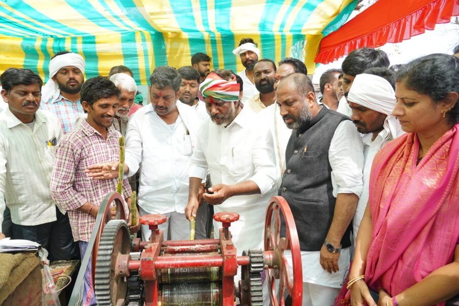  Bhatti Vikramarka: తెలంగాణ పబ్లిక్ సర్వీస్ కమీషన్ పేపర్ లీకేజీ వ్యవహారంలో బిజెపి, బిఆర్ఎస్ రెండు తోడు దొంగలే అని సిఎల్పి నాయకుడు భట్టి విక్రమార్క విమర్శించారు. పేపర్ లీకేజీతో నిరుద్యోగుల ఆశలను నిండా ముంచారని మండిపడ్డారు. టిఎస్పిఎస్పి చైర్మెన్, సభ్యులు, కార్యదర్శిలను తొలగించాలని ఈ సందర్బంగా భట్టి డిమాండ్ చేశారు.