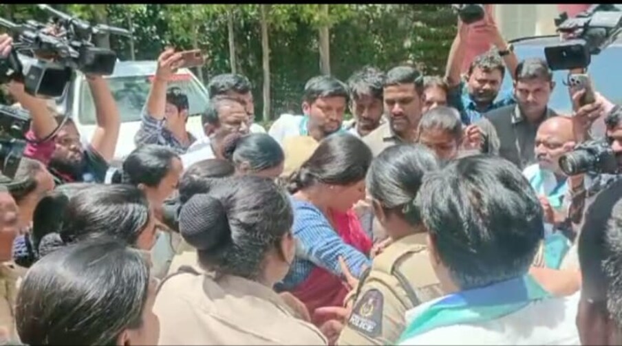  దీనితో ఇటు పోలీసులకు, అటు వైఎస్సార్టీపీ శ్రేణులకు మధ్య తీవ్ర వాగ్వాదం, తోపులాట చోటు చేసుకుంది. ఈ తోపులాటలో షర్మిల ఒక్కసారిగా కిందపడిపోయారు.