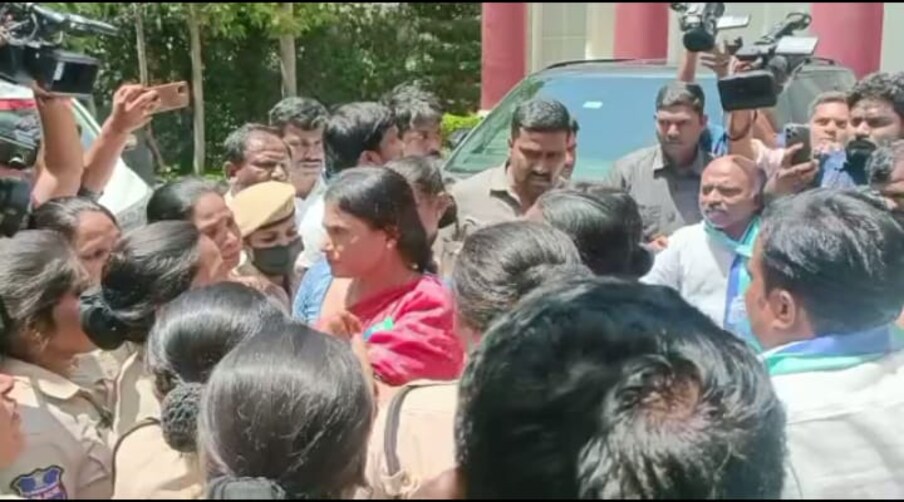  YS Sharmila: హైదరాబాద్ లోటస్ పాండ్ లోని వైఎస్ షర్మిల ఇంటి దగ్గర హైటెన్షన్ నెలకొంది. ఆమె ఇంటి నుంచి ఉస్మానియా ఆసుపత్రి సందర్శనకు వెళ్లేందుకు యత్నించగా..పోలీసులు అడ్డుకున్నారు.