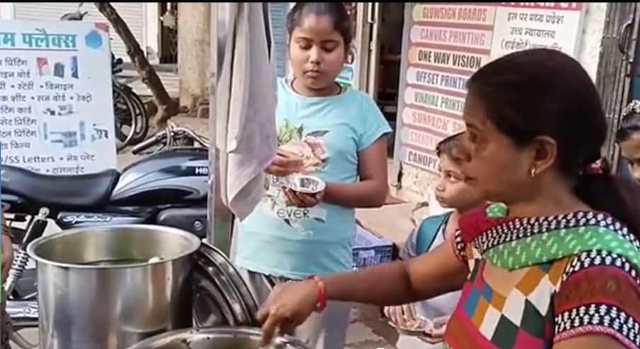  పానీపూరి బండి వద్ద సాధారణంగా అబ్బాయిలే ఉంటారు.. అయితే అక్కడ మాత్రం ఓ మహిళ పానీపూరీ బండిని ఎన్నో ఏళ్లుగా నిర్వహిస్తున్నారు.