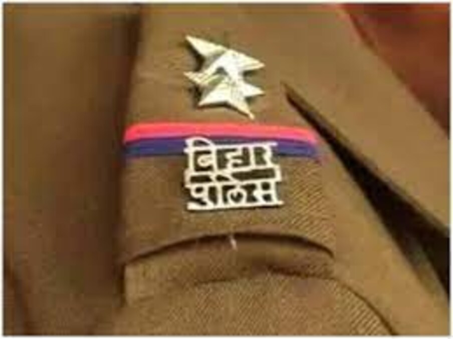  ప్రస్తుతం కొందరు దొంగలు ఏకంగా పోలీస్ స్టేషన్ లోనే చోరీకి దిగారు. ప్రస్తుతం   లో జరిగిన ఈ ఘటన తీవ్ర చర్చనీయాంశంగా మారింది. దొంగలు అర్ధరాత్రి పోలీస్ స్టేషన్ లో ఒక హోంగార్డు మాత్రమే ఉండటాన్ని గమనించారు. అతను కూడా మంచి నిద్రలో ఉన్నాడు.