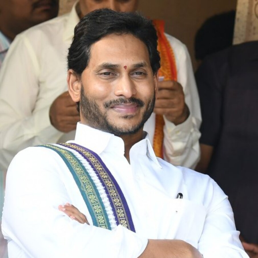  CM Jagan Future: తెలుగు ప్రజలంతా భక్తితో ఘనంగా చేసుకునే పండుగ ఉగాది.. కొత్త ఏడాది ప్రారంభంగా చెబుతూ పండుగను చేసుకుంటారు. అయితే ఉగాది అంటే అందరూ ఆసక్తిగా ఎదురు చూసేది పంచాంగ శ్రవణం కోసమే.. కొత్త ఏడాది ఎవరి జాతకం ఎలా ఉండబోతోంది..? మంచి జరుగుతుందా..? ప్రతికూల వాతావరణం ఉంటుందా..? రాజకీయ నాయకుల జాతకాలు ఎలా ఉంటాయో తెలుసుకోవాలని చాలామంది ఆసక్తిగా ఎదురు చూస్తారు.. మరి సీఎం జగన్ జాతకం ఎలా ఉంది..?