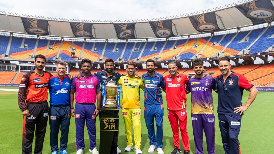  ఇక ఐపీఎల్ ఆరంభానికి ముందు కెప్టెన్స్ మీట్ జరిగింది. అహ్మదాబాద్ వేదికగా జరిగిన ఈ సారథుల మీటింగ్ లో ట్రోఫీని ఆవిష్కరించారు. అంతేకాకుండా ట్రోఫీతో కెప్టెన్లను కలిపి ఫోటోషోట్ కూడా నిర్వహించారు. (PC : TWITTER)