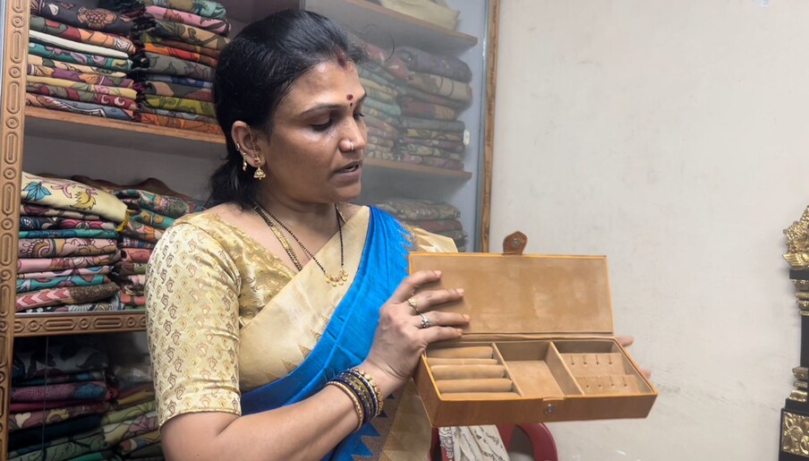  అందులో దక్షణ కసిగా పేరుగాంచిన శ్రీ కాళహస్తిలో తయారయ్యే కలంకారీ చీరలు ఎంతో ఫేమస్. అసలు కలంకారీ అంటే ఏమిటి...?? కలంకారీ చీరాల ధర ఎంత...?? ఒక్కో చీరను తాయారు చేయడానికి ఎన్ని రోజులు పడుతుంది..?? ఈ విషయాలు ఇప్పుడు తెలుసుకుందాం.