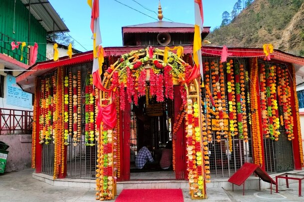 అమ్మవారికి అర్ధరాత్రి వేళ పూజలు.. ఈ ఆలయ రహస్యాలను తెలుసుకోండి