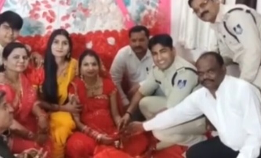  తీజ్ పండుగ కారణంగా సెలవు లభించకపోయిన మహిళ పోలీసు జీవితంలో మర్చిపోలేని విధంగా వేడుక నిర్వహించారు. అందరూ కుటుంబ సమేతంగా ఈ క్రతువులను నిర్వహించి ఆశీస్సులు అందజేశారు. ఇదంతా జరిగిన తర్వాత మహిళా కానిస్టేబుల్, అర్పణ కూడా చాలా ఆనందంగా కనిపించారు. తన అత్తమామలు, అత్తవారింటికి చేరుకోలేక పోయినా పోలీస్ స్టేషన్ సిబ్బంది చేసే కుటుంబ ఆచారాలు తనకు చాలా సంతోషాన్నిచ్చాయని అర్పణ చెప్పింది.