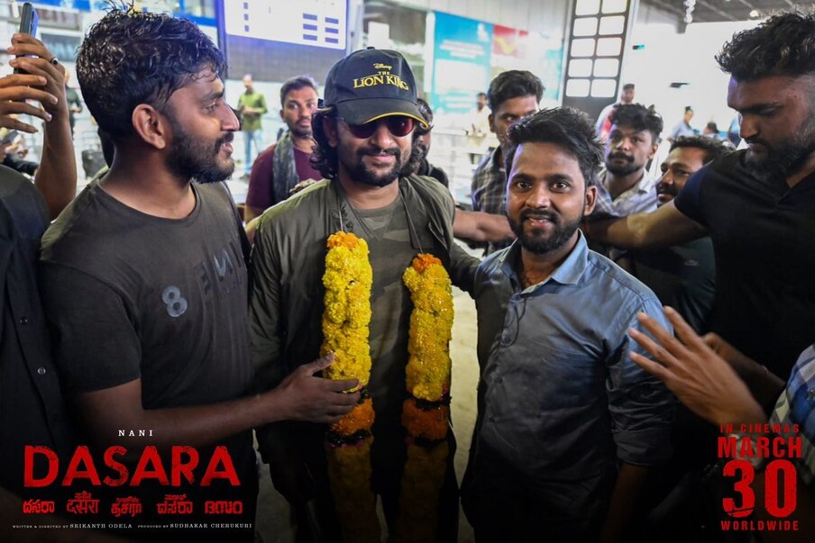  వైజాగ్‌లో సందడి చేశాడు నేచురల్ స్టార్ నాని.విశాఖపట్నం వేదికగా భారత్‌- ఆస్ట్రేలియా జట్ల మధ్య జరుగుతున్న మ్యాచ్‌లో టాలీవుడ్‌ హీరో నాని మురిశాడు. తన కొత్త సినిమా ప్రమోషన్ల కోసం నాని తెగ కష్టపడుతున్నాడు. 