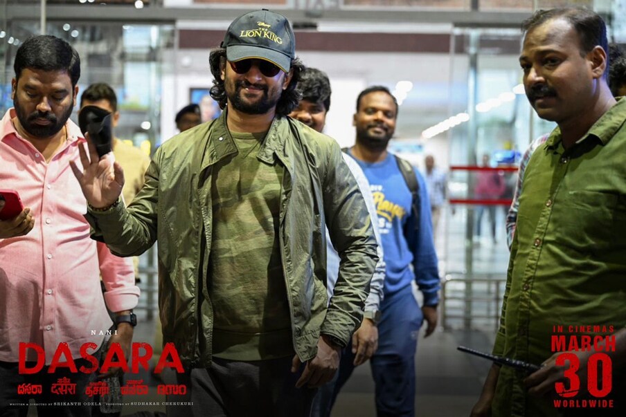  ఇవాళ విశాఖపట్టణం(Visakhapatnam)లోని డాక్టర్ వైఎస్ రాజశేఖర్ రెడ్డి ACA-VDCA క్రికెట్ స్టేడియంలో ఇండియా, ఆస్ట్రేలియా రెండో క్రికెట్ మ్యాచ్‌ (IND vs AUS 2nd ODI)కు నేచురల్ స్టార్ నాని కూడా వచ్చాడు. స్టేడియంలో దిగి తనదైన స్టైల్లో హల్ చల్ చేశాడు.