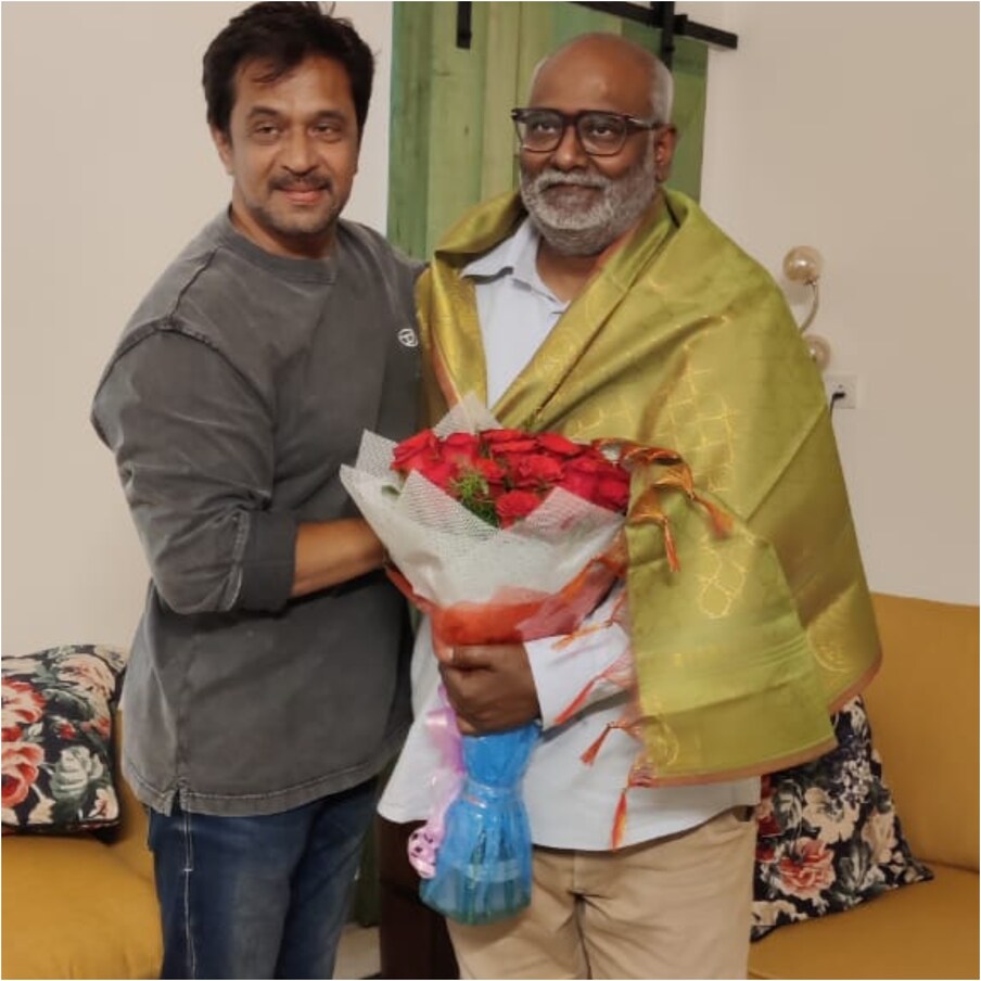  Keeravani - Arjun: ఆర్ఆర్ఆర్ సినిమాలోని ’నాటు నాటు’ పాటతో లోకల్ లెవల్ నుంచి గ్లోబల్ లెవర్ వరకు అందిరితో నాటు డాన్స్ చేయించిన కీరవాణి.. ప్రపంచ సినీ ప్రేమికులు జీవిత కాలంలో ఎదురు చూసే ఆస్కార్ అవార్డు అందుకొని చరిత్ర సృష్టించారు. ఈ సందర్భంగా కీరవాణిని దేశ ప్రధాని సహా అందరు ప్రత్యేకంగా అభినందించిన సంగతి తెలిసిందే కదా. తాజాగా యాక్షన్ కింగ్ అర్జున్ కీరవాణి ఆస్కార్ అవార్డు వచ్చిన సందర్భంగా ఆయన్ని మర్యాద పూర్వకంగా కలిసారు. ఈ సందర్భంగా శాలువ కప్పి పుష్ఫ గుచ్ఛం అందజేసారు.