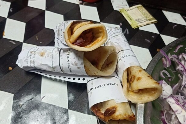 Chicken Roll: నోరూరించే స్పైసీ చికెన్ రోల్.. 20 రూపాయలు మాత్రమే..!