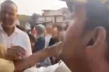 Video: ట్రాఫిక్ పోలీసును చితకబాదిన కుర్రాళ్లు.. ఎందుకో తెలుసా..?