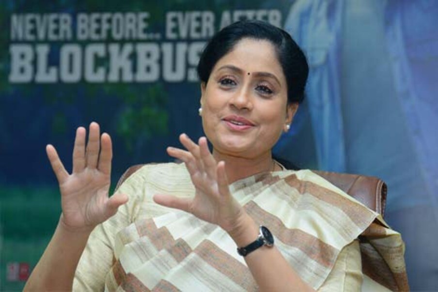  సోషల్ మీడియా వేదికగా లేడీ సూపర్ స్టార్ విజయ శాంతి రియాక్ట్ అయింది. ఓటీటీ కంటెంట్‌కు సెన్సార్ తప్పనిసరి అంటూ ఆమె చేసిన పోస్ట్ వైరల్ గా మారింది. ముందు ముందు ప్రజా, మహిళా వ్యతిరేకత రాకముందే ఓటీటీ ప్లాట్‌ఫామ్స్ విడుదల చేసే కంటెంట్‌కు సెన్సార్ తప్పనిసరి చేయాలని ఆమె డిమాండ్ చేసింది.