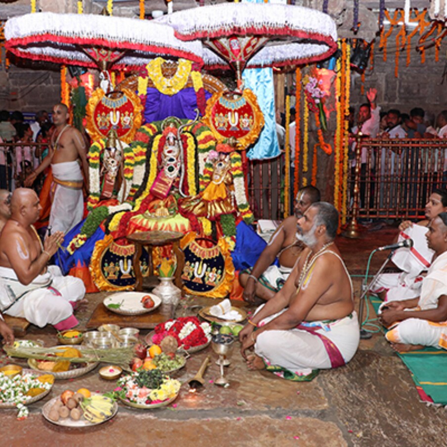   Brahmotsavalu: తెలుగు రాష్ట్రాల్లో రంగ రంగ వైభవంగా శ్రీరామ నవమి వేడులు జరిగాయి.. రాముడి ఆలయాలన్నీ కిటకట లాడాయి. తెల్లవారు నుంచి రాత్రి వరకు శ్రీ రామ కీర్తనలతో ఆలయ ప్రాంగణాలు అన్నీ మారుమోగాయి. అయితే తిరుమల తిరుపతి దేవస్థానానికి చెందిన కడప జిల్లాలోని ఒంటిమిట్టలోని శ్రీకోదండరామస్వామివారి ఆలయం వార్షిక శ్రీరామనవమి బ్రహ్మోత్సవాలు నేటి నుంచి ప్రారంభమయ్యాయి.