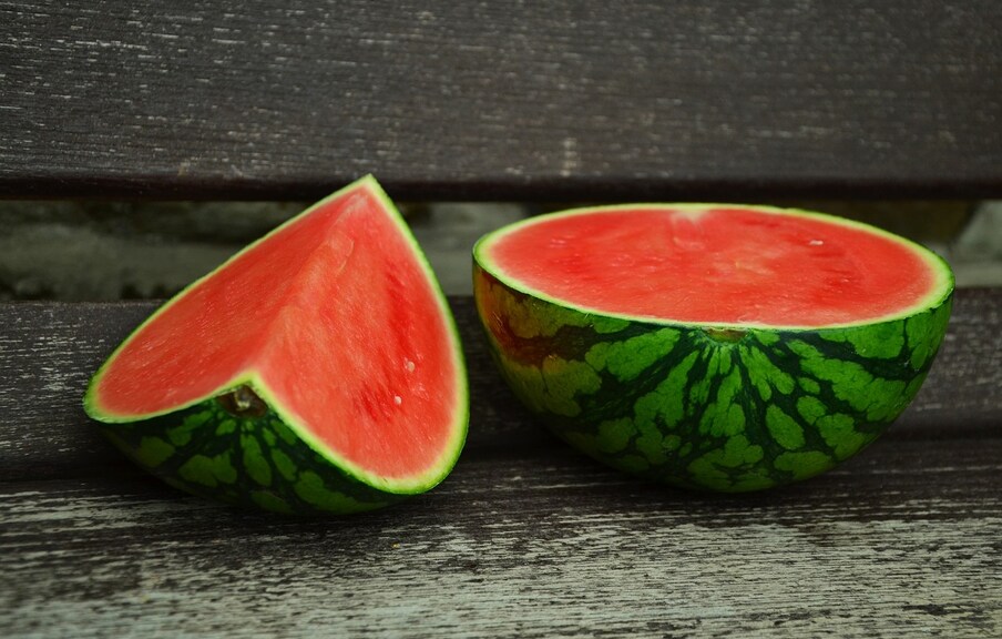  Watermelon : పుచ్చకాయలు తియ్యగా, రుచికరంగా ఉంటాయి. వాటి కలర్ కూడా ఎట్రాక్ట్ చేస్తుంది. సమ్మర్‌లో రోడ్లపై పుచ్చకాయను ముక్కలు చేసి.. ఐస్ పెట్టి మరీ అమ్ముతారు. అందువల్ల ఎండాకాలంలో వీటిని ఎక్కువగా తింటూ ఉంటాం. ఐతే.. ఏదైనా పరిమితి దాటితే ప్రమాదమే. పుచ్చకాయను అతిగా తింటే ఏమవుతుందో తెలుసుకుందాం.