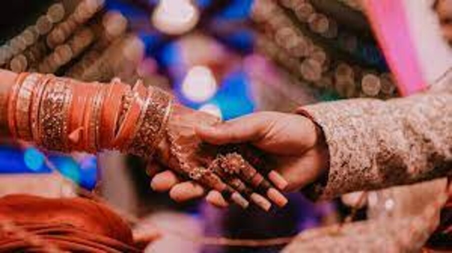  రాజస్థాన్‌లోని బికనీర్‌కు చెందిన రవి వివాహం బనారస్‌కు చెందిన వైష్ణవితో నిశ్చయమైంది. ఇద్దరికీ బంధువులు, స్నేహితుల మధ్య ఎంతో గ్రాండ్ గా పెళ్లి జరిగింది. పెళ్లి తర్వాత.. కొత్త జంట రవి తన బంధువులతో రాజస్థాన్ నుండి బనారస్ కు కారులో వెళ్లున్నాడు. అప్పుడు కొత్త వధువు వరుడి తరపు వారికి చుక్కలు చూపించింది.