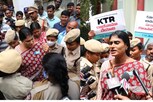 టీఎస్‌పీఎస్‌సీ వద్ద ఆందోళనకు బయల్దేరిన వైఎస్ షర్మిలను అడ్డుకున్న పోలీసులు