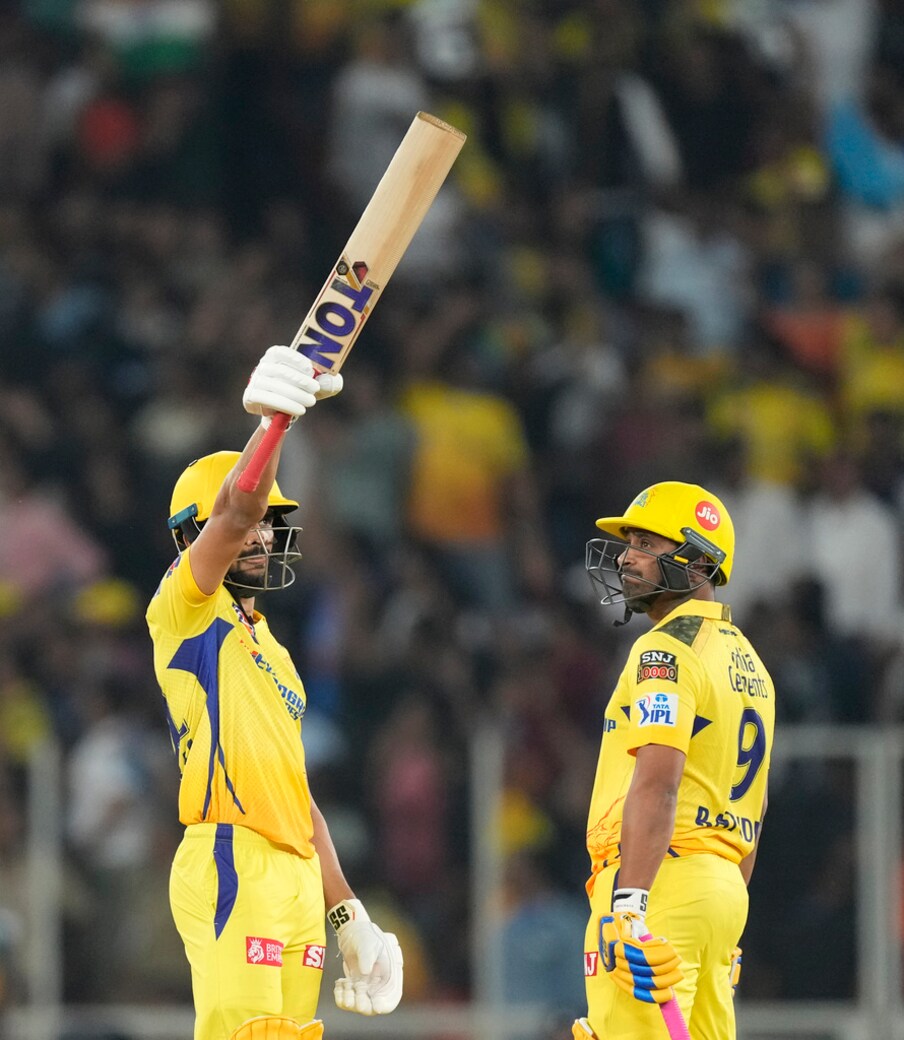  4 సార్లు ఛాంపియన్ అయిన CSK జట్టు IPL చివరి సీజన్‌లో 9వ స్థానంలో నిలిచిన సంగతి తెలిసిందే. ఈ సీజన్ లో కూడా చెన్నై జట్టుకు మంచి ఆరంభం లభించలేదు. కానీ... తొలి మ్యాచ్‌లోనే రుతురాజ్ గైక్వాడ్ బ్యాట్‌తో రచ్చ సృష్టించాడు. ఈ మ్యాచ్‌లో తొలుత బ్యాటింగ్ చేసిన సీఎస్‌కే 7 వికెట్ల నష్టానికి 178 పరుగులు చేసింది. దీనికి సమాధానంగా గుజరాత్ 4 బంతులు మిగిలి ఉండగానే 5 వికెట్లు కోల్పోయి లక్ష్యాన్ని ఛేదించింది. (AP)