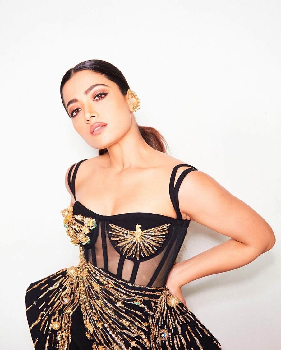  రష్మిక మందన్న కొన్ని ఫోటోలను సోషల్ మీడియాలో షేర్ చేసింది. బ్లాక్ అండ్ గోల్డ్ కాంబినేషన్ డ్రెస్ వేసుకుంది. బోల్డ్‌గా కనిపిస్తోంది.
