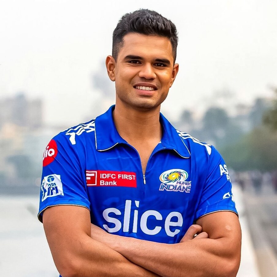  ఇండియన్ ప్రీమియర్ లీగ్ (IPL)లో అర్జున్ టెండూల్కర్ (Arjun Tendulkar) ఈ సీజన్ తో అరంగేట్రం చేసిన సంగతి తెలిసిందే. కోల్ కతా నైట్ రైడర్స్ (KKR)తో జరిగిన మ్యాచ్ ద్వారా ఐపీఎల్ లో అర్జున్ టెండూల్కర్ డెబ్యూ చేశాడు.