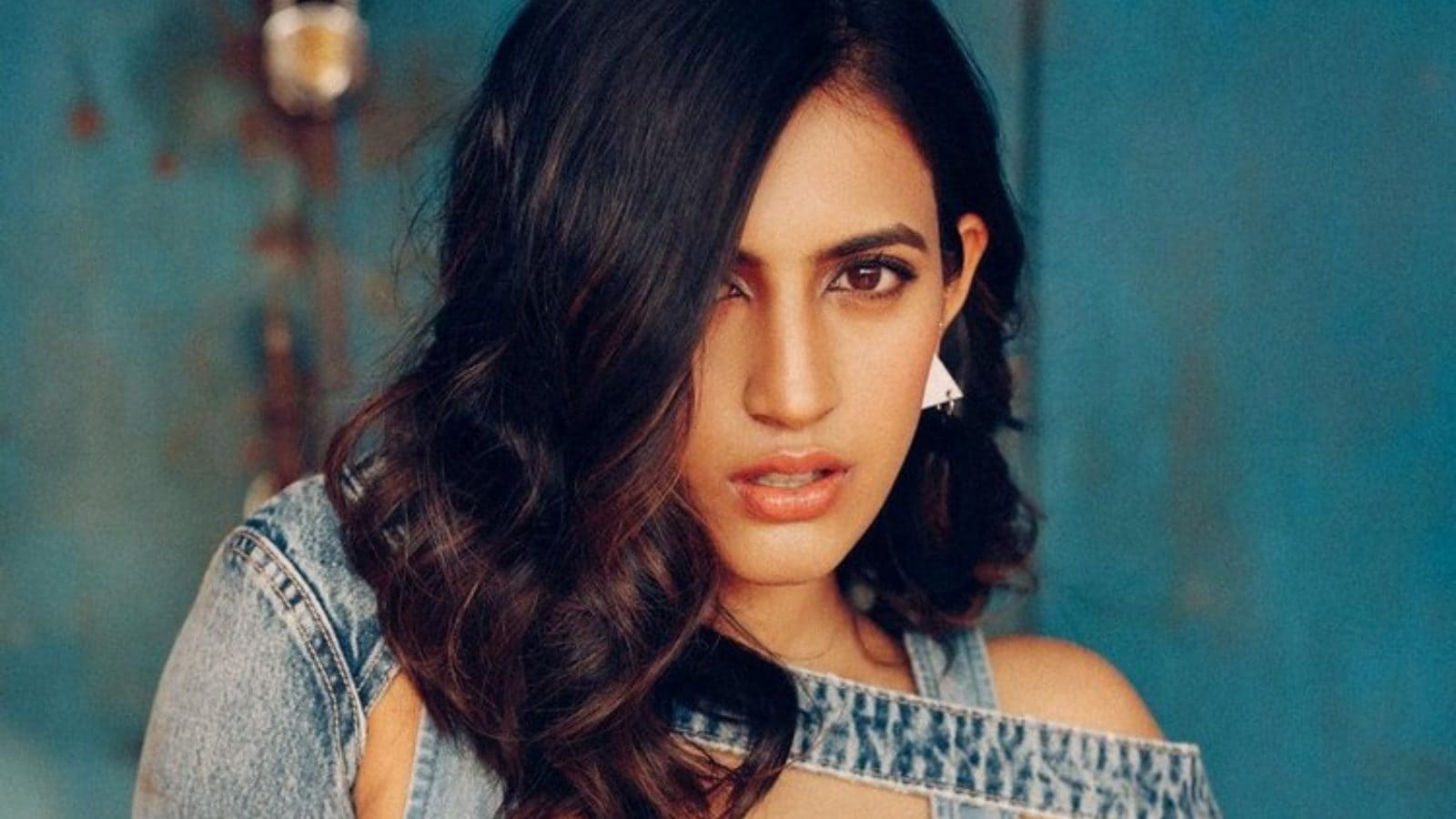 Niharika వెరైటీ లుక్స్‌తో చంపేస్తోన్న నిహారిక.. జీన్స్ డ్రెస్‌లో