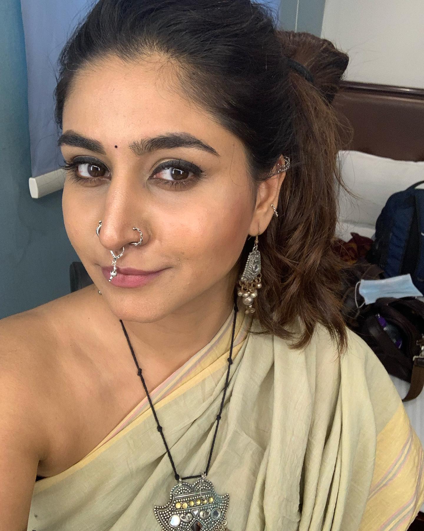 Anchor Varshini : జాకెట్ లేకుండా చీర కట్టిన వర్షిణి.. వైరల్ అవుతోన్న  పిక్స్.. Telugu anchor varshini sounderajan latest instagram pics goes  viral – News18 తెలుగు