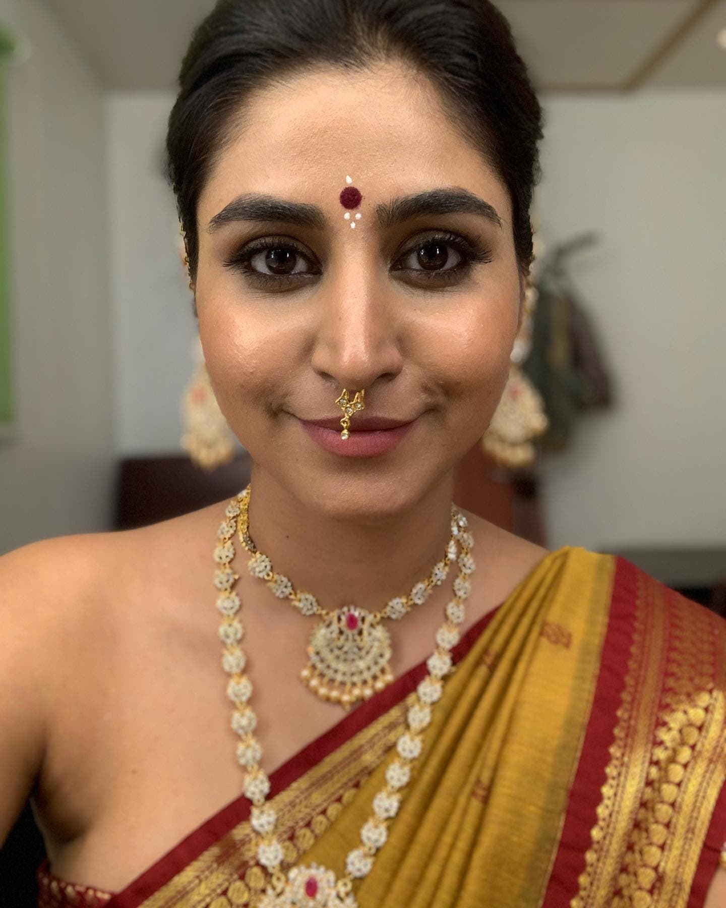 Anchor Varshini : జాకెట్ లేకుండా చీర కట్టిన వర్షిణి.. వైరల్ అవుతోన్న  పిక్స్.. Telugu anchor varshini sounderajan latest instagram pics goes  viral – News18 తెలుగు