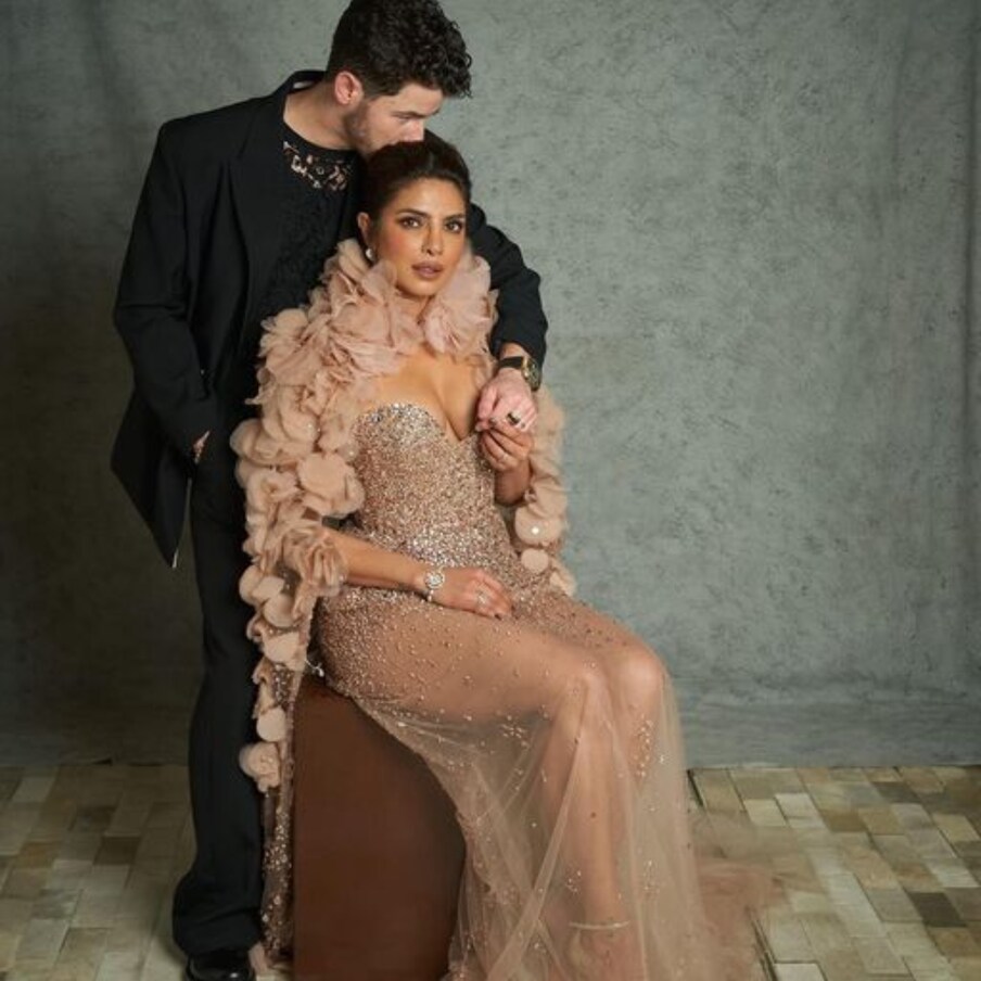  Priyanka Chopra : ప్రియాంకా చోప్రా (Priyanka Chopra)…ఒకానొక టైంలో బాలీవుడ్ ను షేక్ చేసిన బ్యూటీ. ఈ భామ అమెరిక‌న్ సింగ‌ర్ నిక్ జోన‌స్ (Priyanka Chopra Jonas)ను పెళ్లి చేసుకున్న త‌ర్వాత దాదాపు మన దేశానికి దూర‌మైపోయింద‌నే చెప్పాలి. అయిన తన ఫోటోషూట్స్‌తో ఎపుడు అభిమానులను అలరిస్తూనే ఉంది. తాజాగా ముంబైలో జరిగిన నీతా అంబానీకి సంబంధించిన NMACC ఈవెంట్‌కు తన భర్తతో కలిసి సందడి చేసింది.