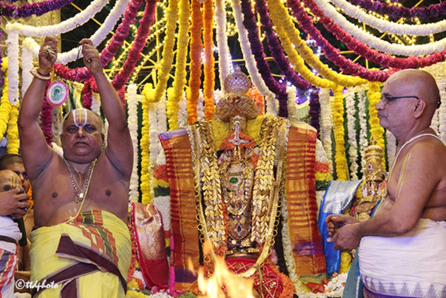  తిరుపతి శ్రీ కోదండరామస్వామివారి ఆలయంలో శనివారం రాత్రి శ్రీరామ పట్టాభిషేకం వైభవంగా జరిగింది.