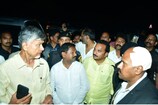 టీడీపీ అధినేత పర్యటనలో రాళ్ల దాడి ..గాయపడ్డ భద్రత సిబ్బందికి చంద్రబాబు పరామర్శ