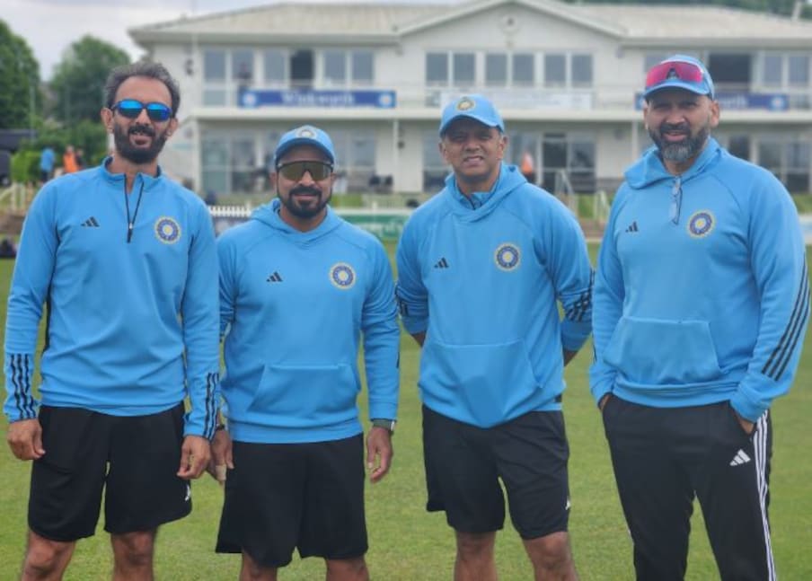  కొత్త ట్రైనింగ్ కిట్‌లో భారత ఆటగాళ్లు.. జట్టు ప్రధాన కోచ్ రాహుల్ ద్రవిడ్, బ్యాటింగ్ కోచ్ విక్రమ్ రాథోడ్, బౌలింగ్ కోచ్ పరాస్ మాబ్రే మెరిశారు. ప్రముఖ బ్రాండ్ అడిడాస్‌తో భారత క్రికెట్ బోర్డు (BCCI) పొత్తు పెట్టుకుంది. (BCCI/Twitter)