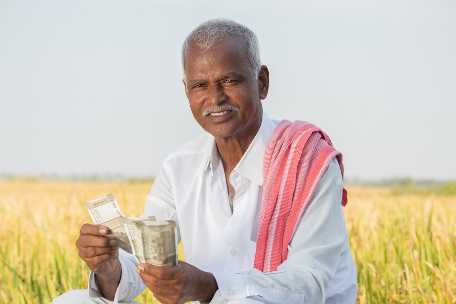  2. ఇప్పటివరకు 13 ఇన్‌స్టాల్‌మెంట్స్‌ని విడుదల చేసింది కేంద్ర ప్రభుత్వం. త్వరలో రైతుల ఖాతాలో పీఎం కిసాన్ 14వ విడత (PM Kisan 14th Installment) జమ కావాల్సి ఉంది. ఏప్రిల్-జూలైకి సంబంధించిన వాయిదా ఇది. జూలైలోగా ఎప్పుడైనా పీఎం కిసాన్ డబ్బులు విడుదల కావొచ్చు. (ప్రతీకాత్మక చిత్రం)