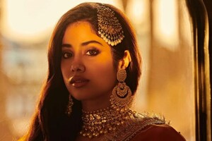 యువ రాణి మిత్రవింద దేవిలా మెరిసిపోతున్న జాన్వీ.. అదరహో అనాల్సిందే..