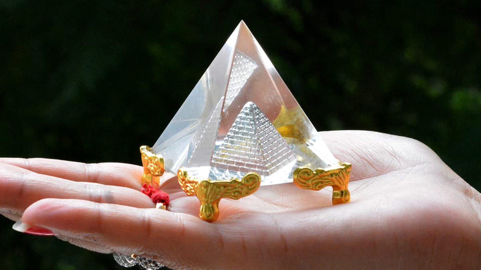 Vastu Tips క్రిస్టల్ పిరమిడ్.. ఇంట్లో ఇది ఉంటే లక్ష్మీ కటాక్షం