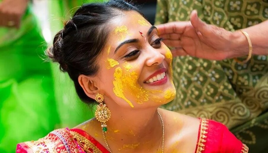  జీవితంలో ఒక్కసారైనా జరిగే పెళ్లి చిరస్థాయిగా నిలిచిపోవాలని అందరూ కోరుకుంటారు. అంతేకాదు ఆ రోజున మహిళలు ఎప్పటిలాగే అందంగా కనిపించాలని కోరుకుంటారు. అయితే ఆడవారు కోలాహలంగా చేసే మితిమీరిన మేకప్ ప్రక్రియల వల్ల కోరుకున్న లుక్ రాకపోవచ్చు.