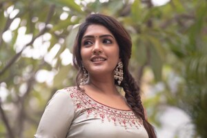 Eesha Rebba: నవ్వులతో ఫిదా చేస్తోన్న అచ్చ తెలుగు అందం ఈషా రెబ్బ..