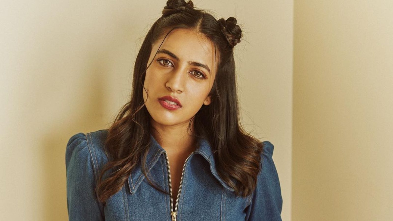 Niharika షార్ట్ డ్రెస్‌లో నిహారిక హాట్ ఫోజులు.. లేటెస్ట్ పిక్స్ వైరల్