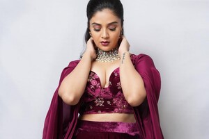 కిక్కెక్కిస్తోన్న యాంకర్ శ్రీముఖి.. ఘాటు.. ఘాటుగా పోజులు.. పిక్స్ వైరల్..
