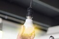 Inverter Bulb: కరెంటు లేకుండా 12 గంటల పాటు వెలిగే బల్బ్... ధర కూడా చాలా తక్కువే..!