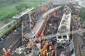 Coromandel Express Accident : హృదయాల్ని కదిలిస్తున్న విషాద దృశ్యాలు