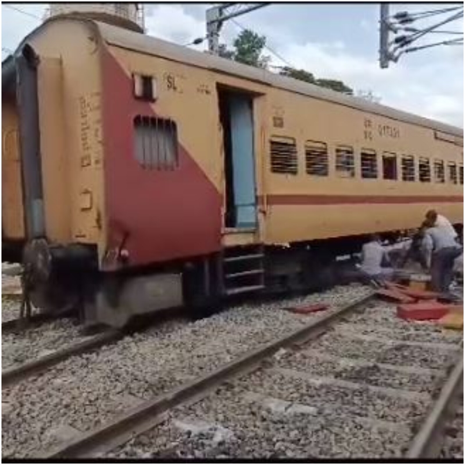 Padmavathi Express పట్టాలు తప్పిన పద్మావతి ఎక్స్‌ప్రెస్.. తృటిలో